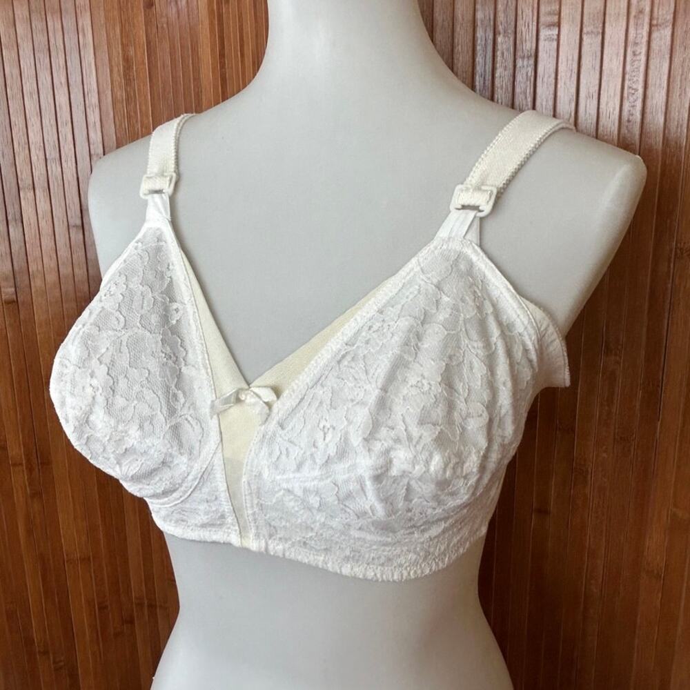 Vintage 1970s Wynette White Lace Soft Cup Bra 38C